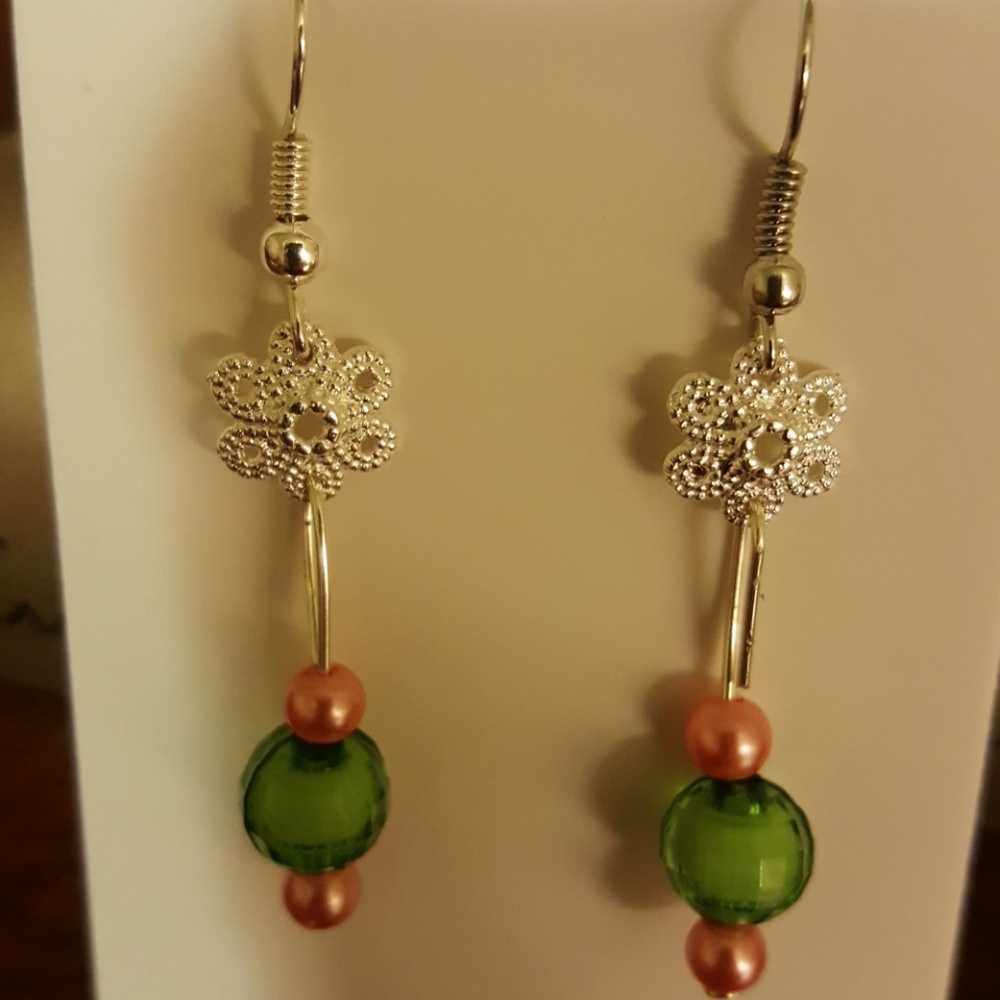 🌼Silver Flower🌼 / Low Hanging Statement Earrings - Picture 2 of 3